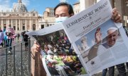 Ein Mann liest am 4. Oktober auf dem Petersplatz ein Exemplar der Vatikan-Zeitung L'Osservatore Romano. (© picture-alliance/dpa)