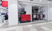 A closed H&M store with covered logos on March 25 in Urumchi, Xinjiang, China. (© picture-alliance/dpa)