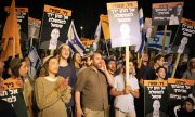 Netanyahu taraftarları yeni koalisyon hükümetini protesto ediyor. (© picture-alliance/Eyad Tawil)