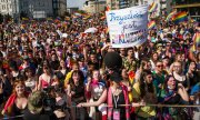 "The future is inclusive" - at the Pride Parade 2021 in Warsaw. (© picture-alliance/Attila Husejnow)