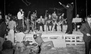 Микис Теодоракис дирижирует на концерте на стадионе Караискакис, Пирей, 1974 год. (© picture-alliance/ANE/Eurokinissi)