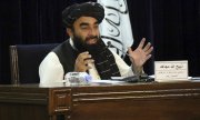 Taliban spokesman Zabiullah Mujahid at a press conference on the new government. (© picture-alliance/dpa)