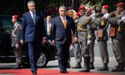 Nehammer (à gauche) reçoit Orbán avec les honneurs militaires, le 28 juillet 2022. (© picture alliance / EPA / MAX BRUCKER)