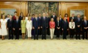 Spain's new government with Prime Minister Pedro Sánchez (centre left) and King Felipe (centre right). (© picture-alliance/dpa)