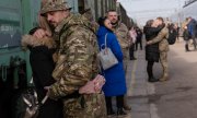Ukrainian soldiers bid farewell to their families before boarding a train in Kramatorsk in the Donetsk region. (© picture alliance / ZUMAPRESS.com / Svet Jacqueline)