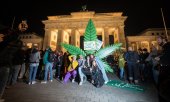 Cannabis enthusiasts at the "Smoke-In" celebration in Berlin on 1 April. (© picture alliance/dpa / Sebastian Gollnow)