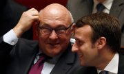 Finance Minister Michel Sapin (left) and Minister of Economy Emmanuel Macron must work out the planned reforms by April. (© picture-alliance/dpa)