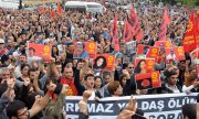 Ein Trauerzug für die Opfer verwandelte sich am Sonntag in Ankara in eine Demonstration gegen die Regierung. (© picture-alliance/dpa)