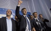 HDZ-Chef Andrej Plenković (Mitte) auf der Wahlparty seiner Partei (© picture-alliance/dpa)