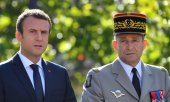 French President Emmanuel Macron and former chief of staff Pierre de Villiers on Bastille Day. (© picture-alliance/dpa)