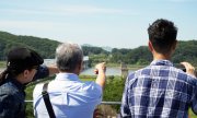 South Koreans look across the border to North Korea. (© picture-alliance/dpa)