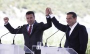Yunanistan Başbakanı Aleksis Çipras (Sağda) ve Makedon mevkidaşı Zoran Zaev. (© picture-alliance/dpa)