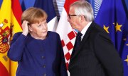 Merkel mit Kommissionspräsident Juncker, der auf ihre Bitte hin zum Gipfel geladen hatte. (© picture-alliance/dpa)