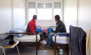Romanian construction workers in an accommodation container in Lower Saxony. (© picture-alliance/dpa)