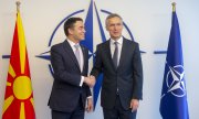Le ministre macédonien des Affaires étrangères, Nikola Dimitrov, et le secrétaire général de l'OTAN, Jens Stoltenberg, au siège de l'OTAN, en Belgique. (© picture-alliance/dpa)