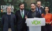 Vox Partisi lideri Santiago Abascal mikrofon başında. (© picture-alliance/dpa)