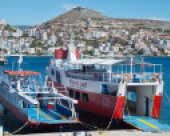 Arnavutluk'ta Saranda'dan Yunan adası Korfu'ya giden bir gemi. (© picture-alliance/dpa)