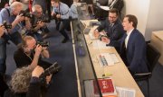 Sebastian Kurz (right) before being questioned by the Ibiza committee of inquiry. (© picture-alliance/dpa)