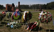 Funeral wreaths in the former Auschwitz-Birkenau concentration camp. (© picture-alliance/dpa)