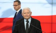 Jarosław Kaczyński, head of the PiS; in the background: Prime Minister Morawiecki. (© picture-alliance/dpa)