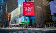 A campaign poster on New York's Times Square accuses the established media of publishing fake news. (© picture-alliance/dpa)