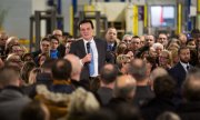 Astrazeneca CEO Pascal Soriot addressing employees in Dunkirk on the occasion of a visit by Emmanuel Macron on January 20. (© picture-alliance/Raphaël Lafargue)