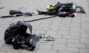Berlin'de yapılan bir polis müdahalesinin ardından bir kamera ekibinin ekipmanı yerde (1 Mayıs 2020). (© picture-alliance/Christoph Soeder)