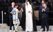 Katar Emiri Temim bin Hamad es-Sani, FIFA Başkanı Infantino ve Fransa Cumhurbaşkanı Macron'la birlikte dünya şampiyonu Messi'yi tebrik ederken. (© picture alliance / abaca / Niviere David/ABACAPRESS.COM)