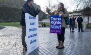 'Все права транслюдям!' - стоит на плакате справа. Эдинбург, 20 декабря 2022 года. (© picture-alliance/empics/Джейн Барлоу)
