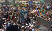 Des manifestations arborant des drapeaux druzes ont eu lieu à Soueïda le 25 août. Jusqu'à présent, les Druzes avaient maintenu un accord tacite avec Al-Assad. (© picture alliance / AA / Gayyas El Cebel)