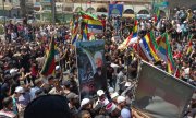 Protesters waving Druze flags in Suweida on 25 August. The Druze minority has so far tolerated Assad. (© picture alliance / AA / Gayyas El Cebel)