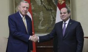 Cumhurbaşkanı Erdoğan ve mevkidaşı Sisi 14 Şubat'ta Kahire'de. (© picture alliance/ASSOCIATED PRESS/Turkish Presidency)