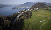 The Bürgenstock resort above Lake Lucerne will be the venue for the summit. (© picture alliance/KEYSTONE / MICHAEL BUHOLZER)