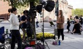 Une journaliste de CNN livre son commentaire dans la rue à Washington D.C., après que Trump a banni la chaîne de la Maison-Blanche. (© picture alliance / newscom / Leigh Vogel)