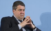 German Economy Minister Gabriel called the debate over reparations payments "stupid". (© picture-alliance/dpa)