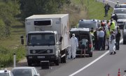 The lorry is licensed in Hungary, but the driver has disappeared without a trace. (© picture-alliance/dpa)