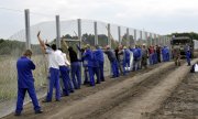 The new fence between Hungary and Serbia is 175 kilometres long. (© picture-alliance/dpa)