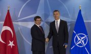 Nato-Chef Stoltenberg (rechts) sagte dem türkischen Premier Davutoğlu am Dienstag weitere Sicherheitsmaßnahmen zu. (© picture-alliance/dpa)