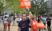 People attending a vigil in Orlando demonstrate for tougher gun laws. (© picture-alliance/dpa)