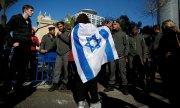 Supporters of the soldier Elor Azaria demonstrate outside the court building. (© picture-alliance/dpa)
