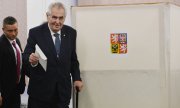 Действующий президент Милош Земан на избирательном участке. (© picture-alliance/dpa)