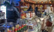 Raid in an ice cream parlour in Duisburg. (© picture-alliance/dpa)