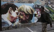 New love? Graffiti featuring Merkel and Tsipras in Athens. (© picture-alliance/dpa)