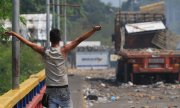 Fighting over aid convoy on the border between Venezuela and Colombia. (© picture-alliance/dpa)