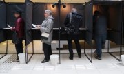 Wahlkabinen in Vilnius. Die Stimmabgabe für den Volksentscheid läuft bereits seit dem 6. Mai. (© picture-alliance/dpa)