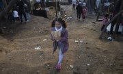 A girl in the Moria refugee camp on Lesbos. (© picture-alliance/dpa)