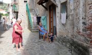 Des grands-mères gardent leurs petits-enfants, à Acciaroli, en Campanie. (© picture-alliance/dpa)
