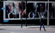 Londra'da Crown dizisinin reklam afişi. (© picture-alliance/dpa/Matt Dunham)