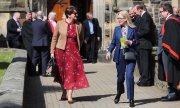 Arlene Foster, cheffe du gouvernement d'Irlande du Nord (à gauche sur la photo), à la sortie d'un service religieux à l'occasion du centenaire, dans l'Eglise St. Patrick de Coleraine. (© picture-alliance/Niall Carson)