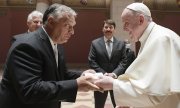 Pope Francis and Viktor Orbán at the Museum of Fine Arts in Budapest. (© picture-alliance/AP)